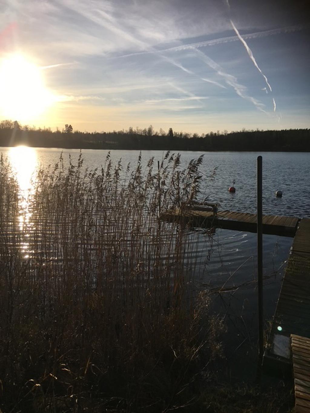 Gemensam badplats med brygga vid sjön - kunds egen bild