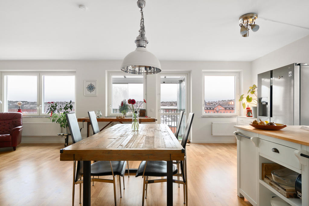 Stora fönsterpartier mot farstaviken.