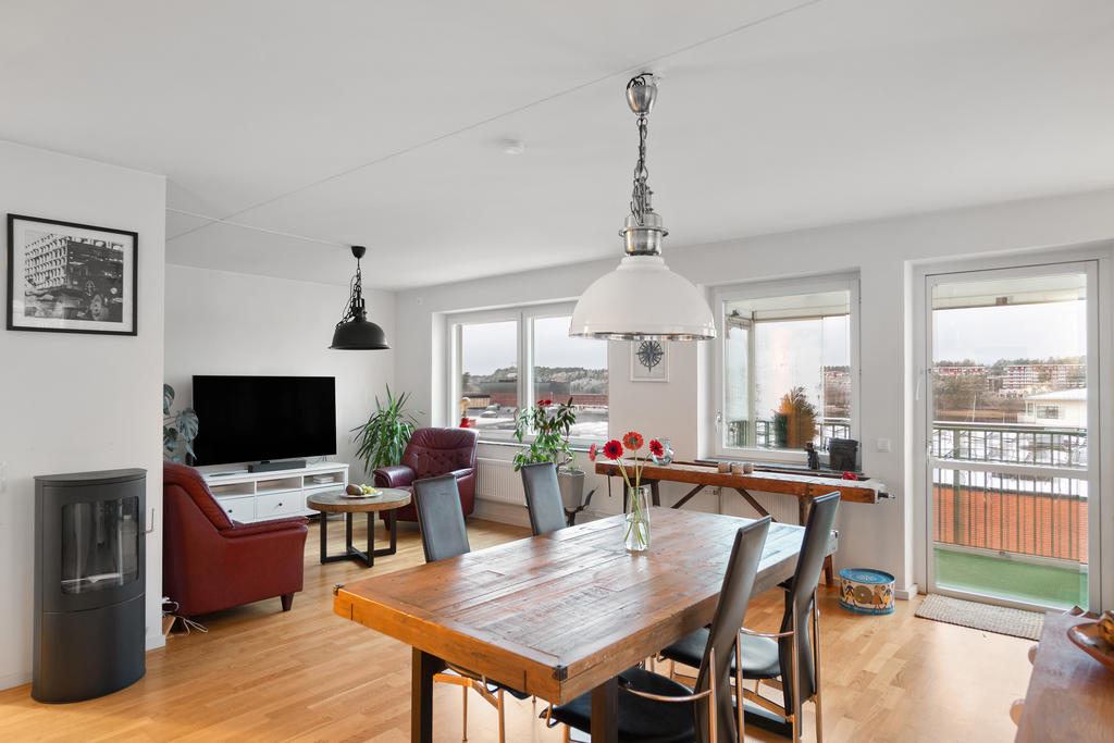 Utgång till balkongen från vardagsrummet.