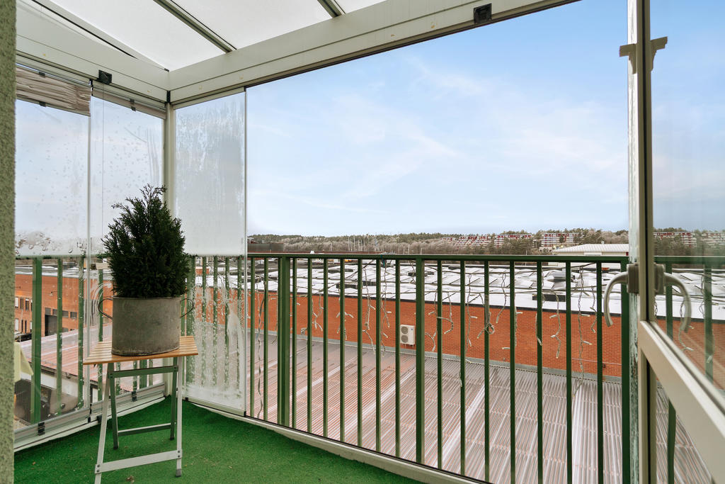 Balkong med eftermiddags- och kvällssol