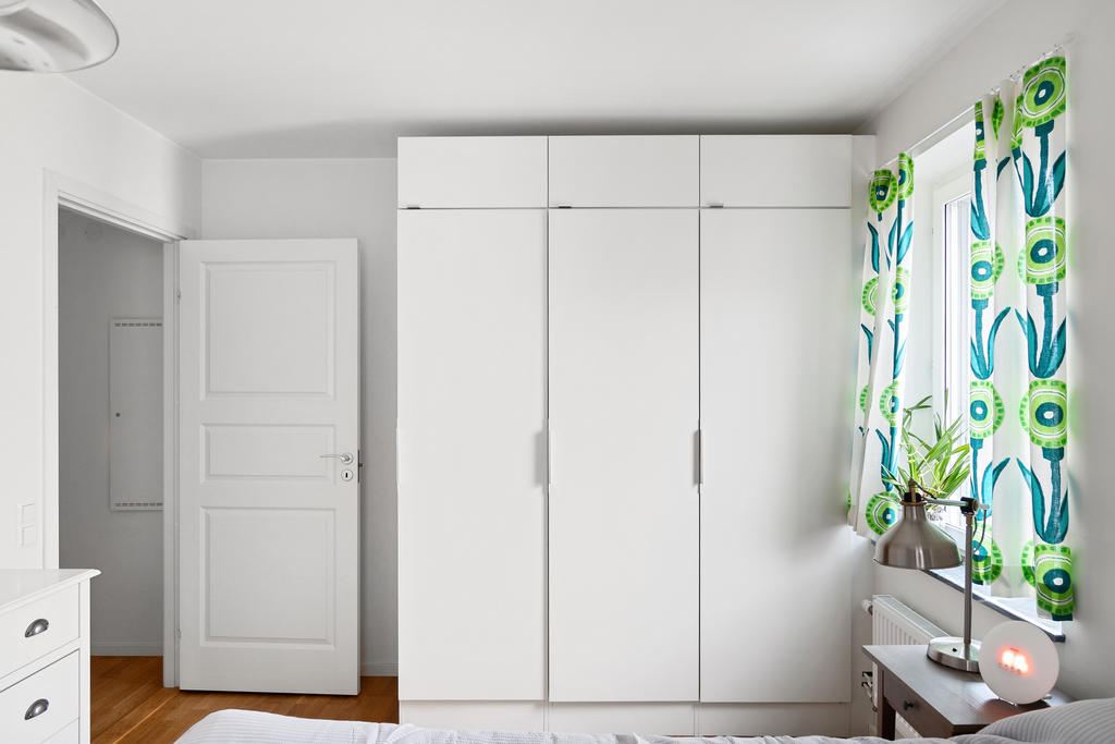 Sovrum med gott om förvaring.