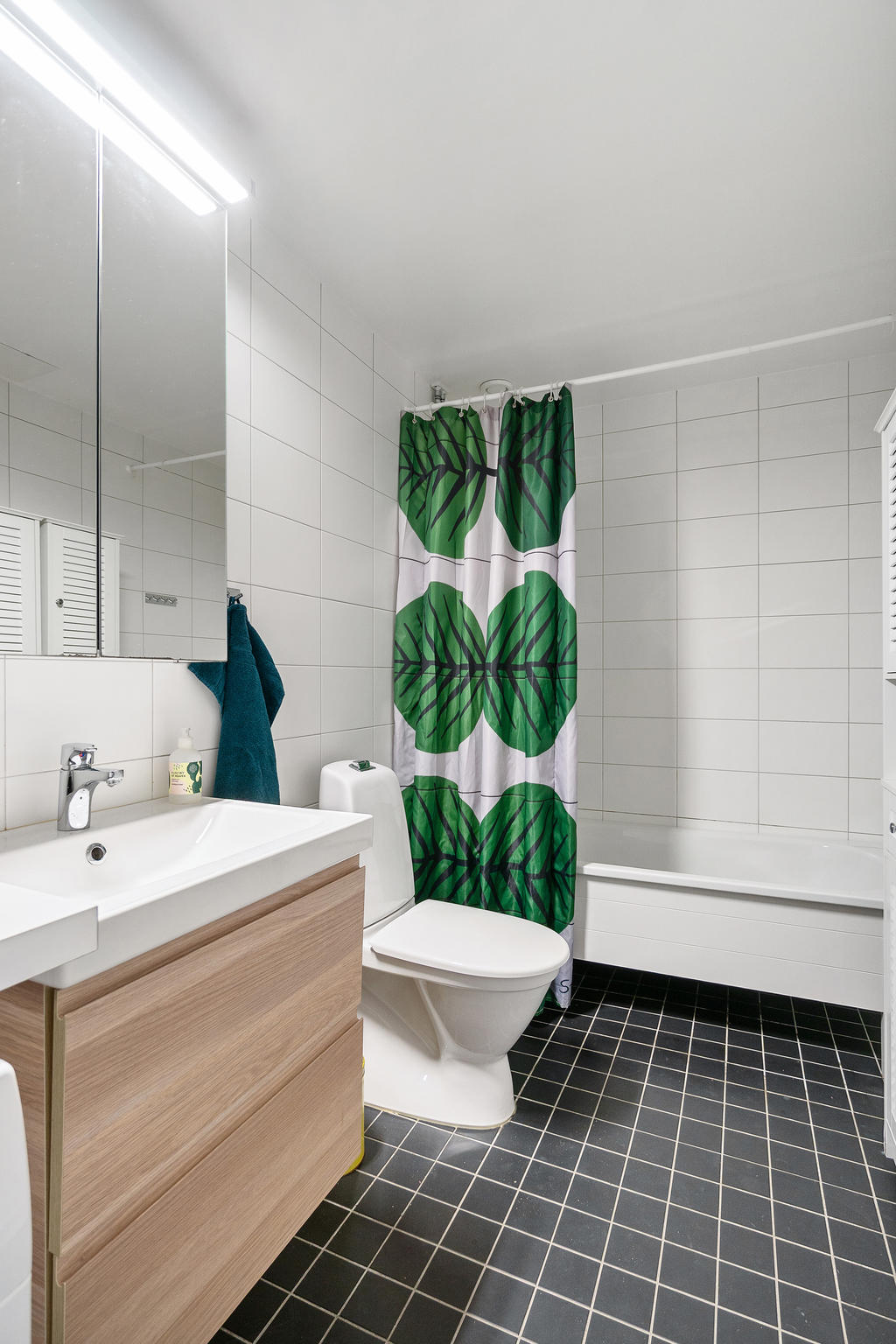 Helkaklat och modernt badrum.