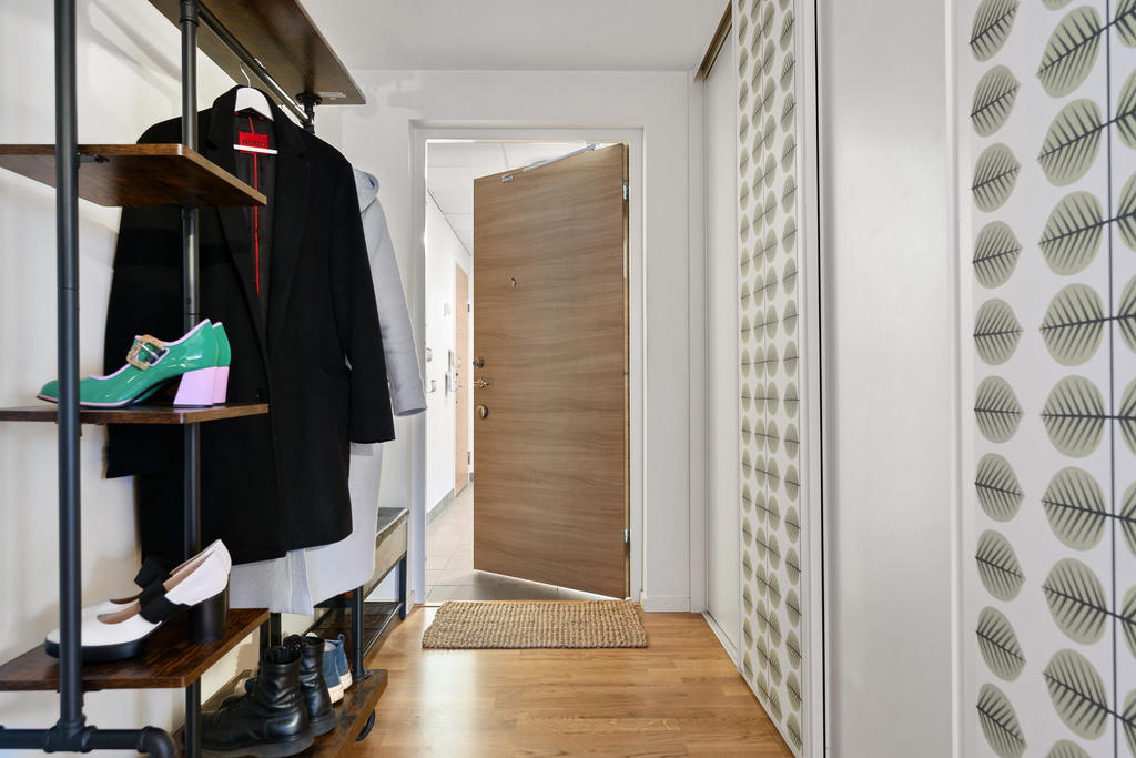 Hall med garderobsvägg.