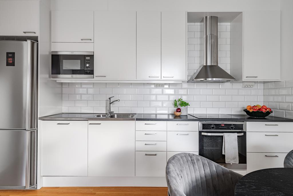 Rostfria vitvaror och integrerad diskmaskin 