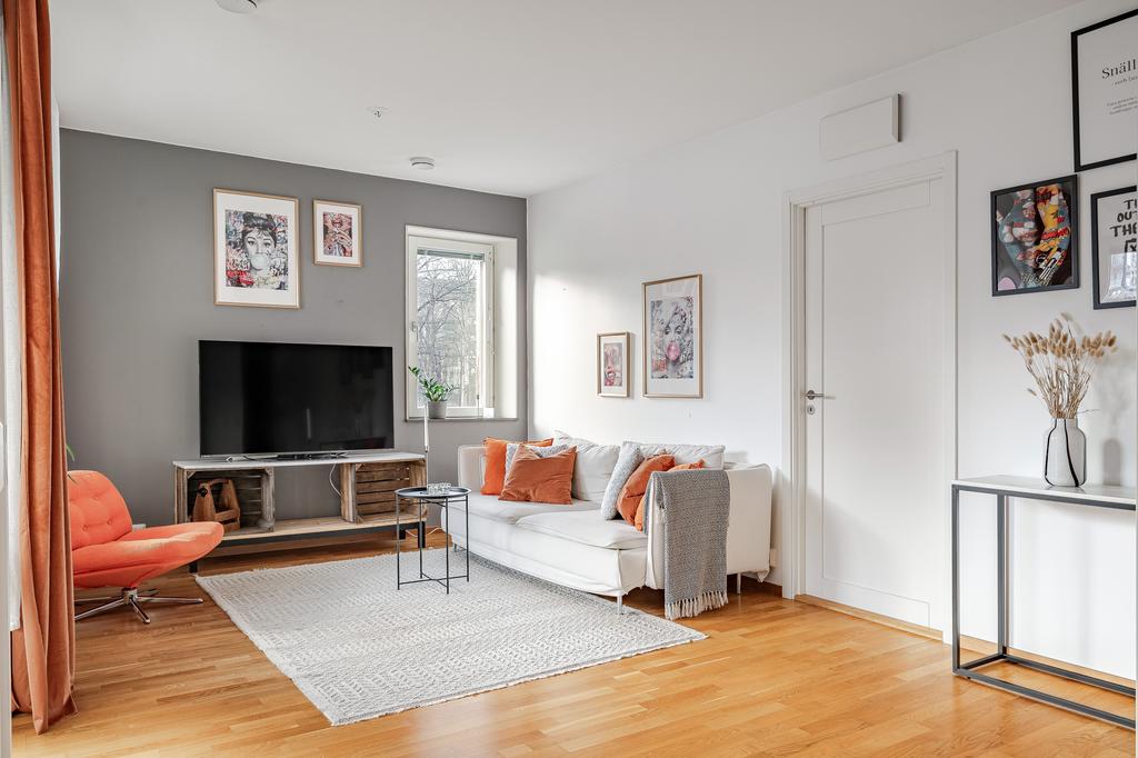 Vardagsrum med fönster i två väderstreck