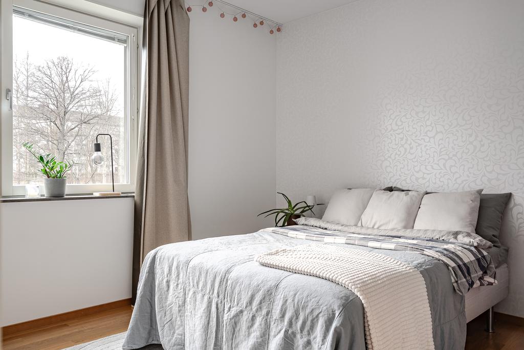 Sovrum med plats för dubbelsäng