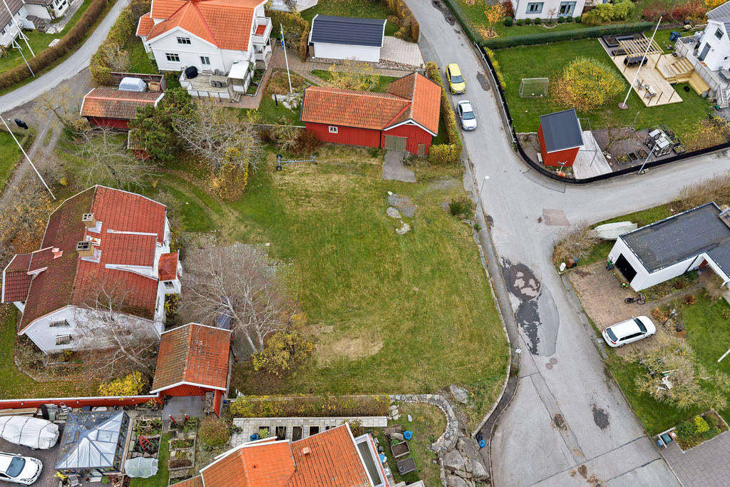 Bolleskärsgatan 69A ligger på en lugn återvändsgata, nära till hav, båthamn, buss och barnomsorg