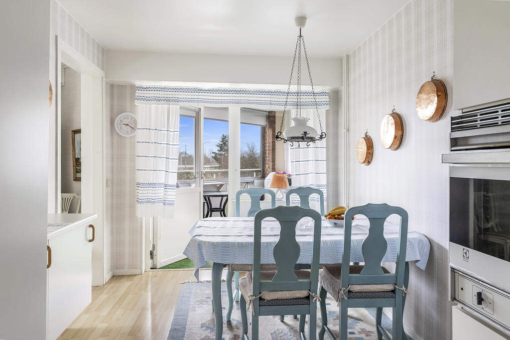 Matplats i kök och utgång till  balkong
