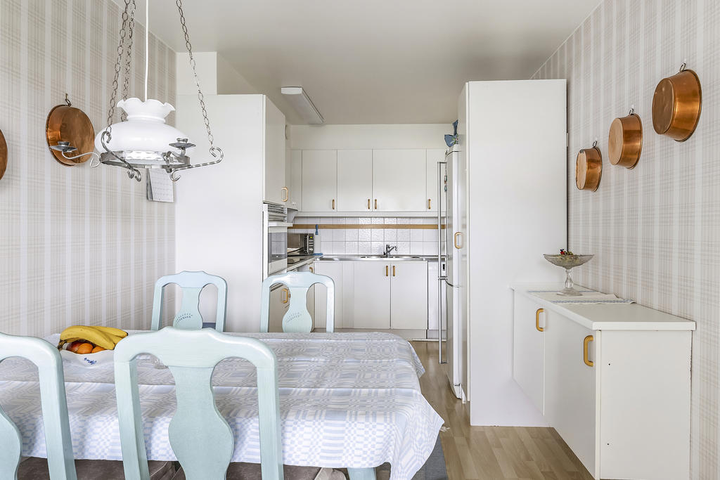 Kök med plats för matbord