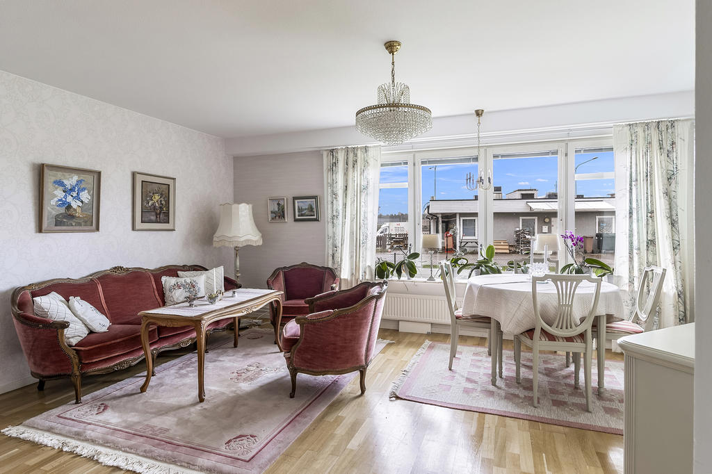 Rymlig med plats för både middag och soffmys