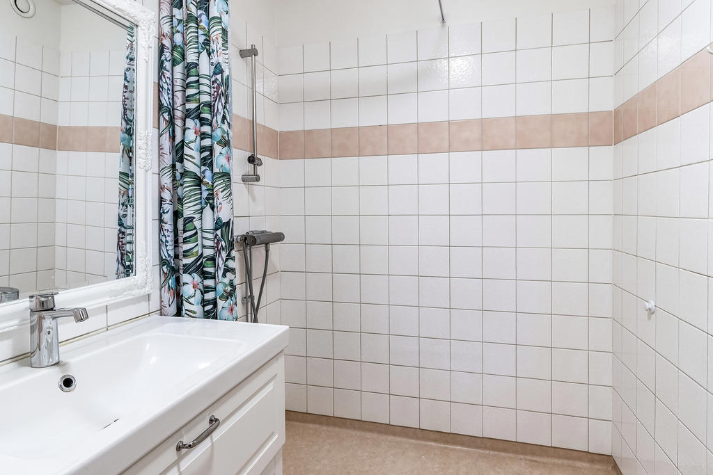 Badrum med rymlig dusch