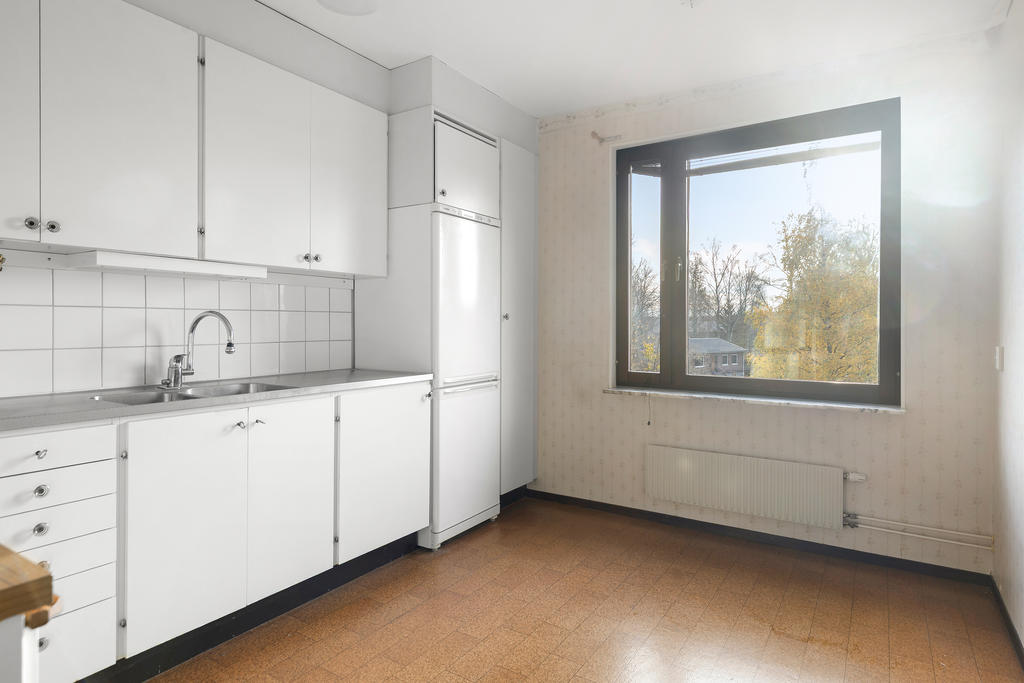 Kök med plats för matbord