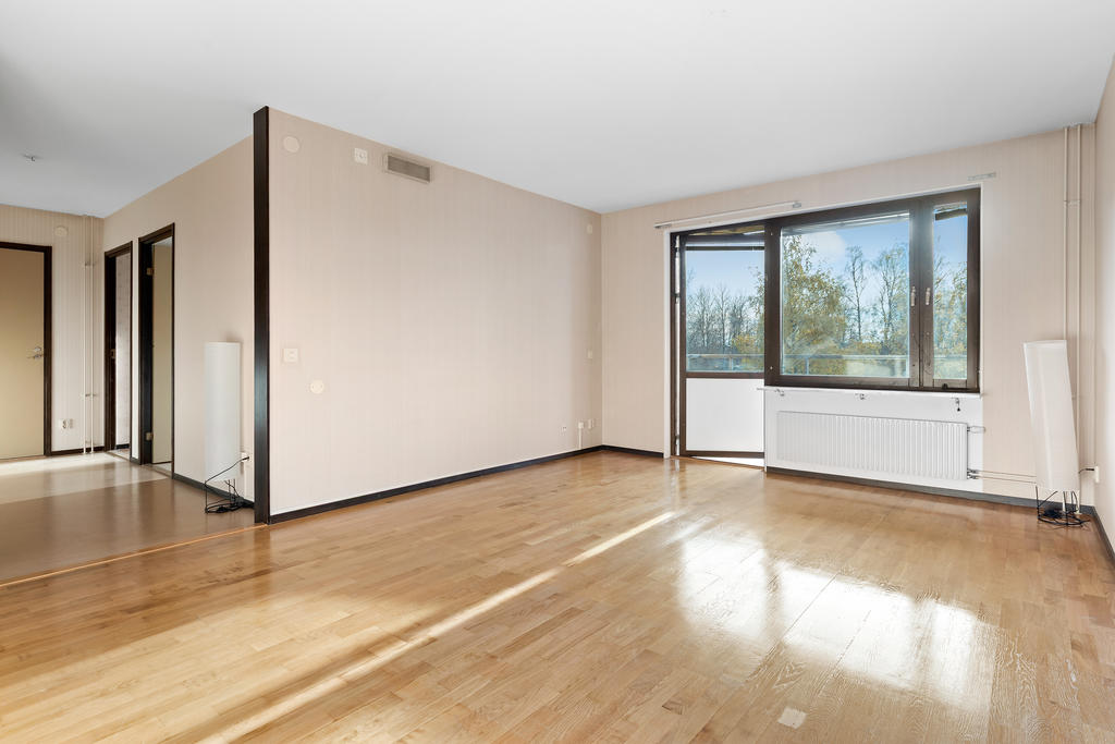 Vardagsrum med utgång till balkong