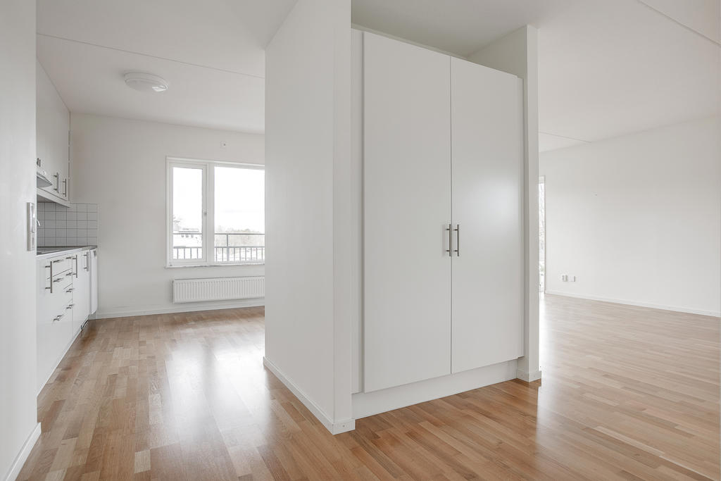 Vy mot köket från hallen