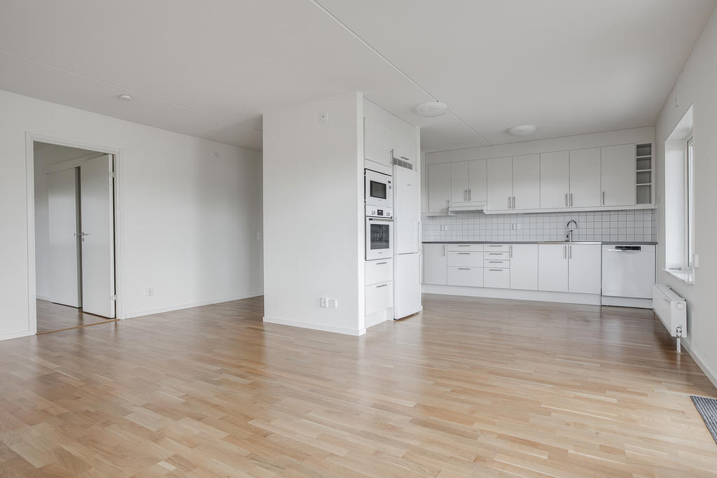 Öppen planlösning mellan kök och vardagsrum