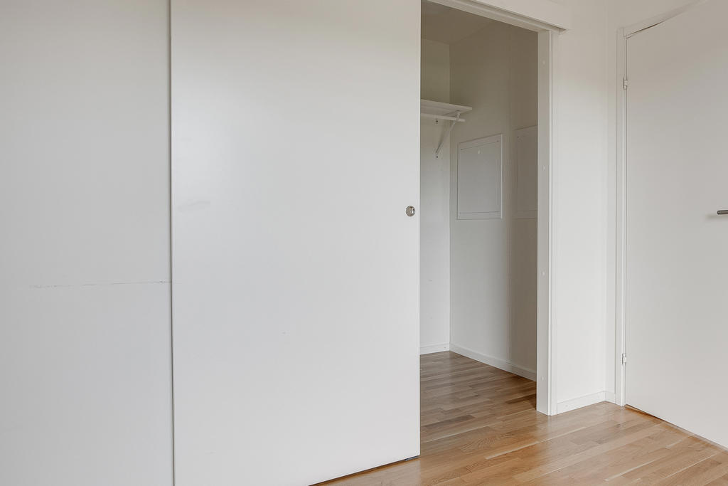 Klädkammare som nås från det stora sovrummet