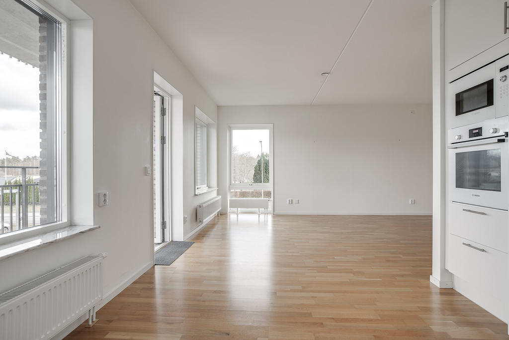 Ljusinsläpp från två väderstreck i vardagsrummet