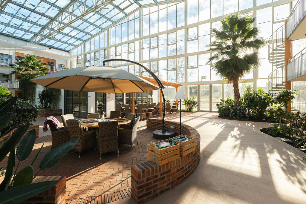 Vid det runda bordet äger kl 3 kaffet rum