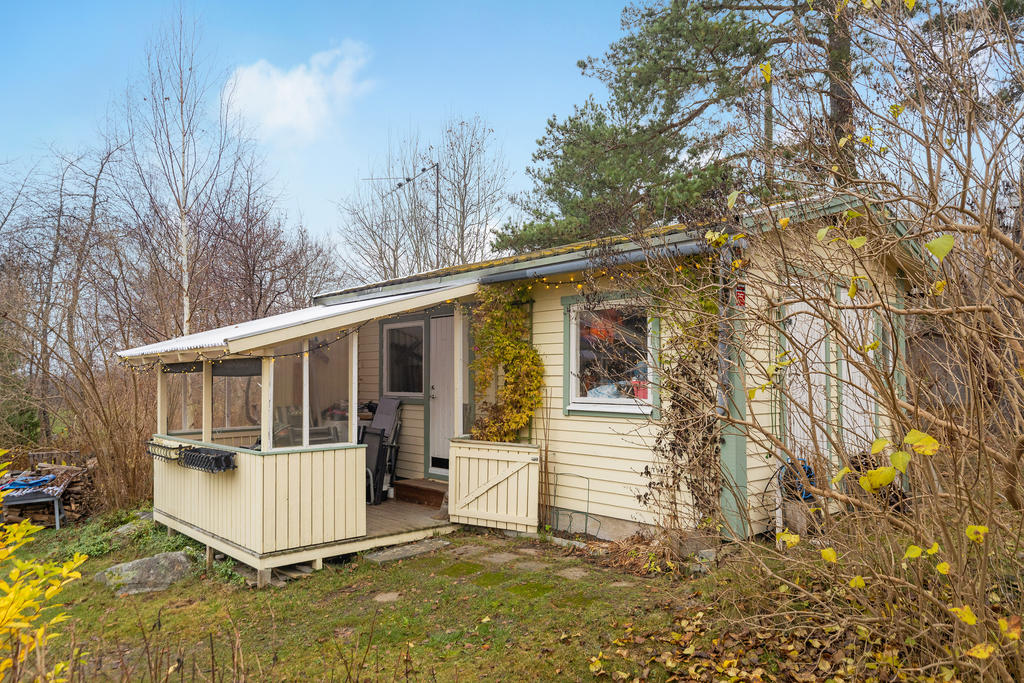 Gäststuga samt förråd/verkstad