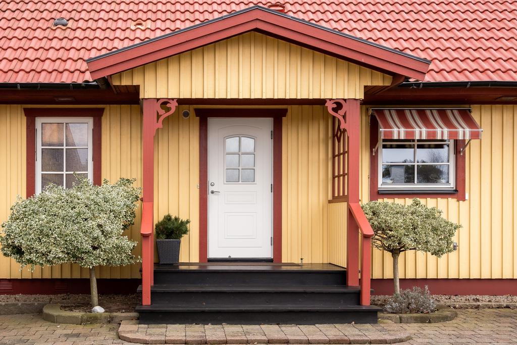 Välkomnande entré med charmiga detaljer.