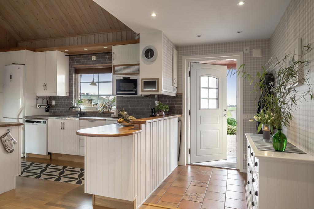 Öppen planlösning där kök, matplats och vardagsrum samspelar på ett naturligt sätt.