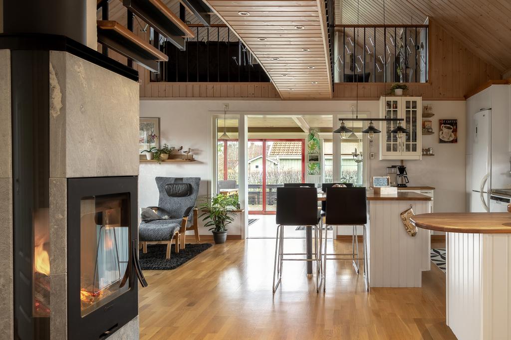 Social planlösning mellan kök och vardagsrum.