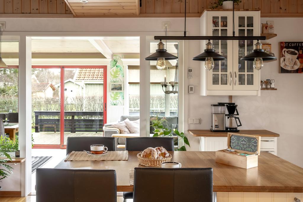 Luftigt kök med bra förvaring.