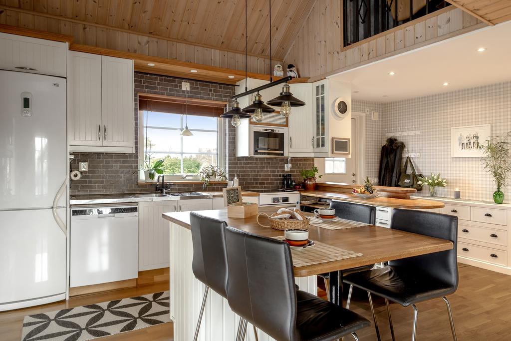Stilrent kök med matplats i anslutning.