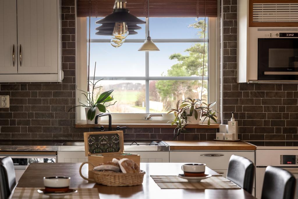 Fint ljusinsläpp över arbetsytorna och bra kontakt mellan kök och vardagsrum.