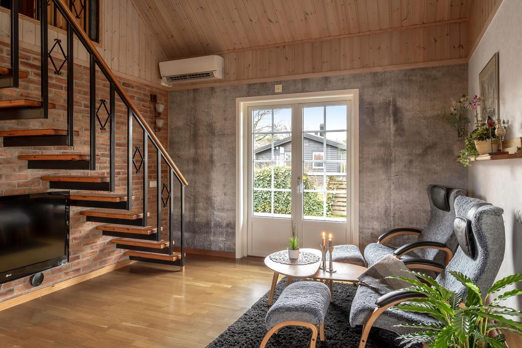 Trappan binder samman bostadens våningsplan på ett naturligt och stilfullt sätt.