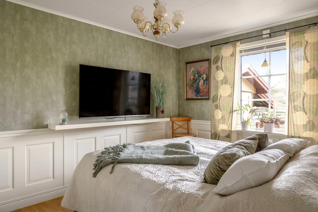 Sovrum i lugna färger med harmonisk atmosfär