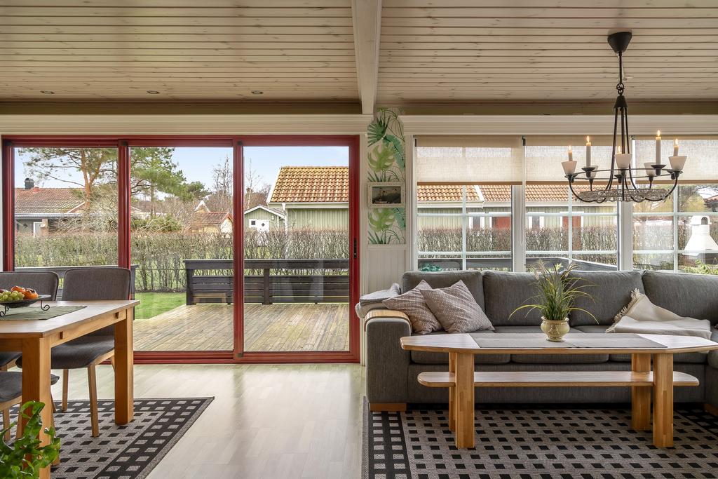 Ljus och trivsam matplats med utsikt mot trädgården.