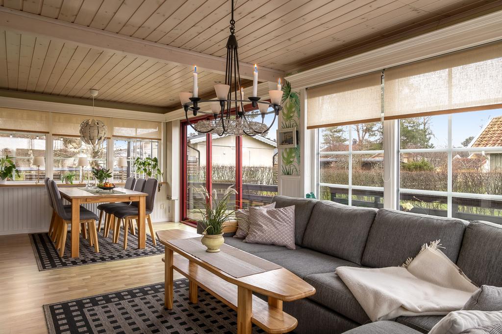 Vinterbonat uterum med plats för både middag och avkoppling.