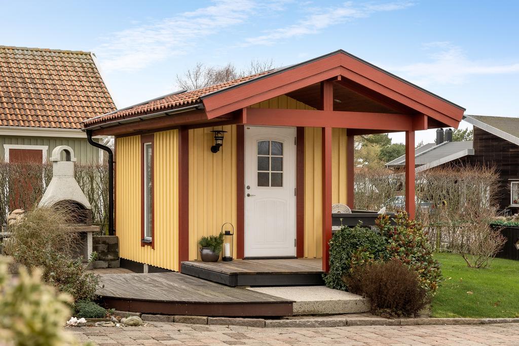 Separat gäststuga med egen entré, fint placerad på tomten.