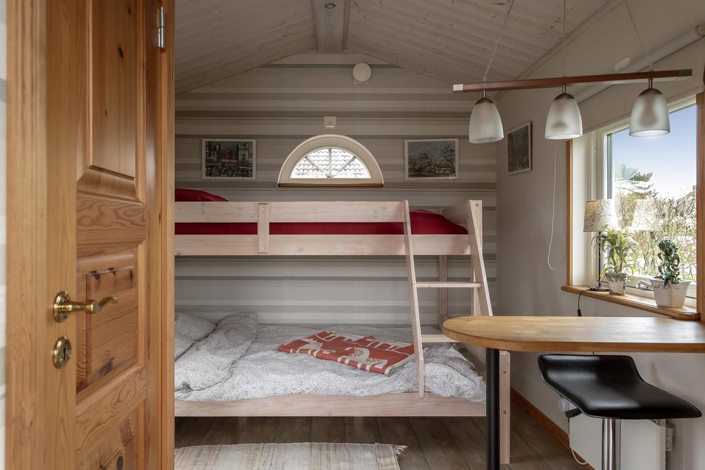 Gäststuga med sovdel och plats för möblering – ett bekvämt extra boende för gäster.