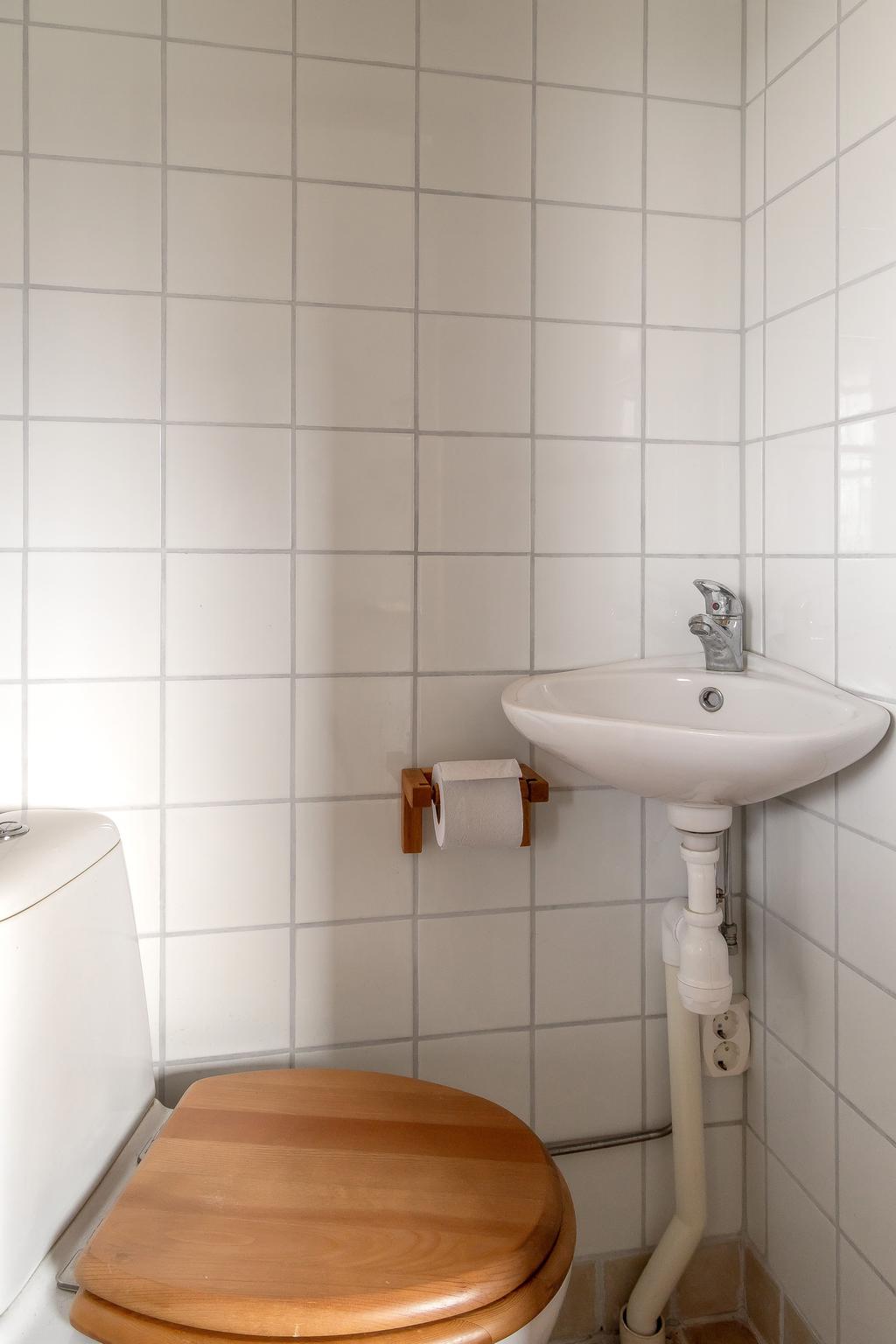 WC i gäststugan med kaklade ytor.