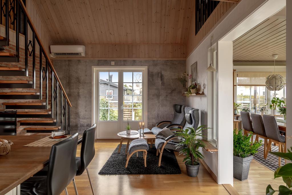 Öppet och luftigt mellan våningsplanen ger rymd och fin kontakt mellan rummen.