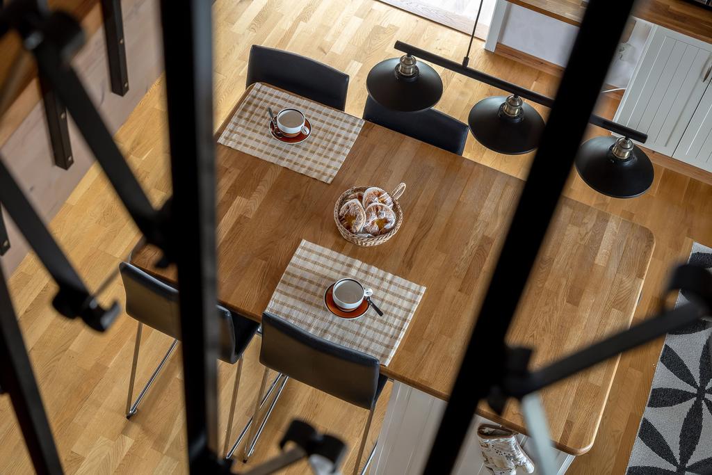 Utsikt ner mot kök och vardagsrummet – en härlig rymd och känsla av sammanhang.