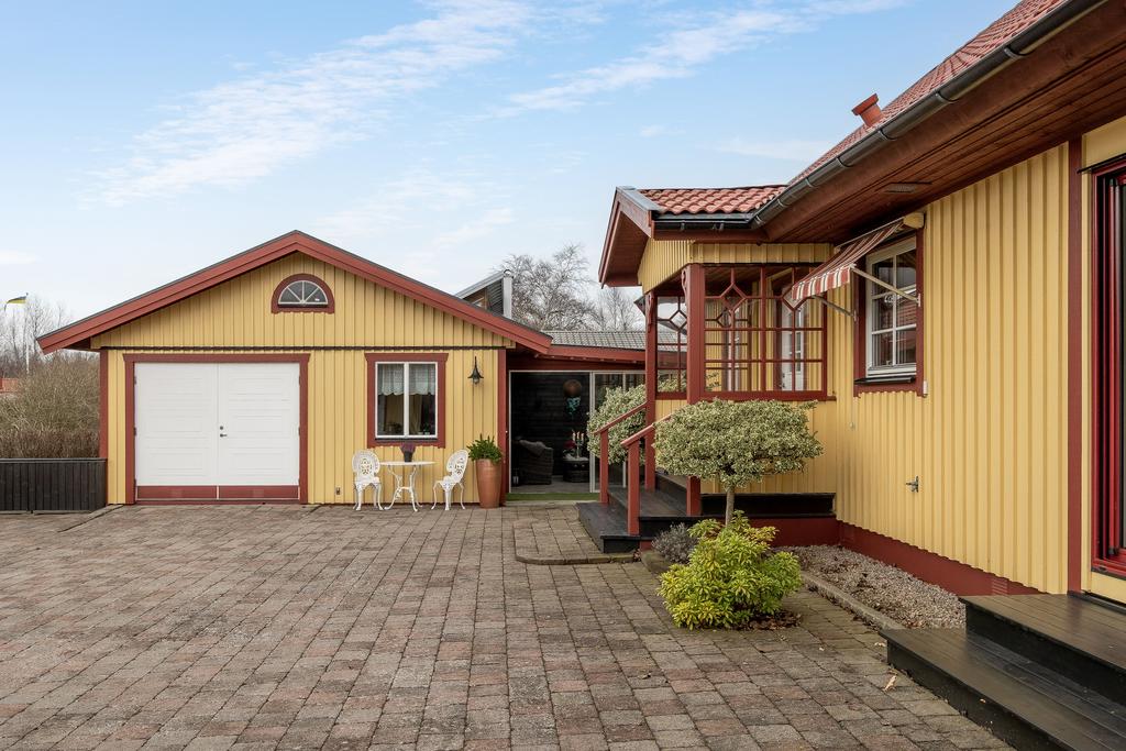 Garagebyggnad med tillhörande tvättstuga – praktiska ytor för både bil och vardagssysslor.