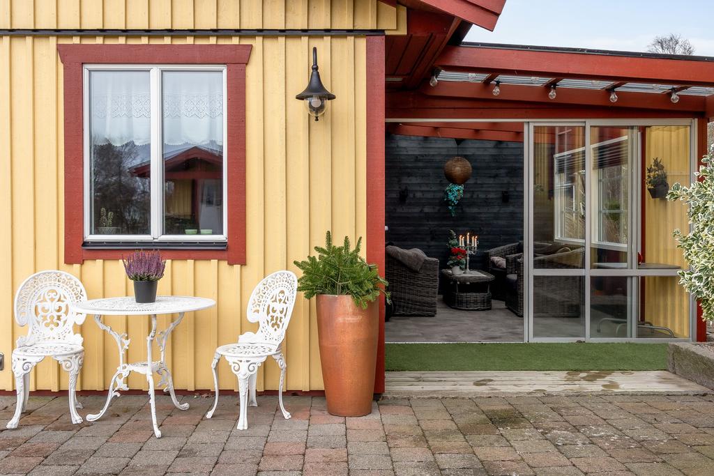 Vinterträdgård/uterum i anslutning till garage och tvättstuga  