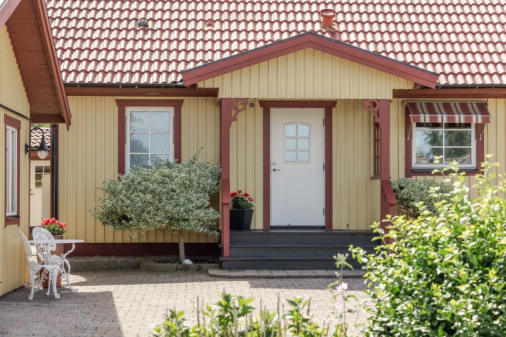 Välkomnande entré med charmiga detaljer.