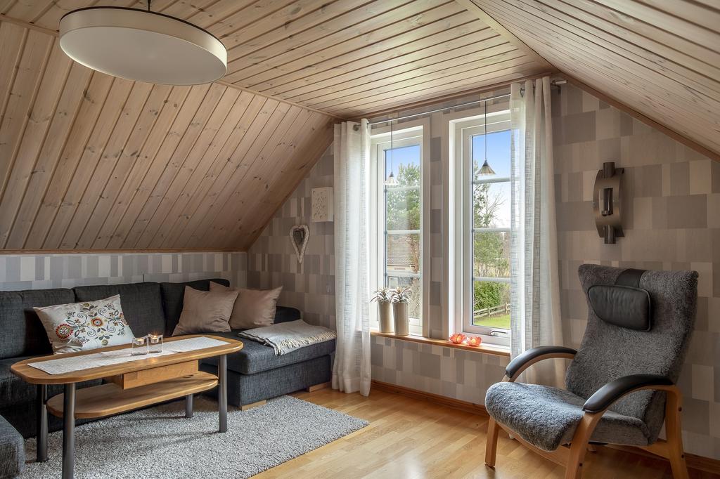 Allrum på ovanvåningen som även funkar som ett sovrum om så önskas 