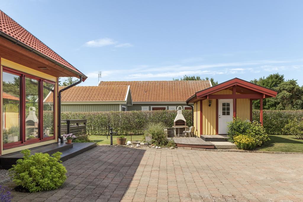 Separat gäststuga med egen entré, fint placerad på tomten.