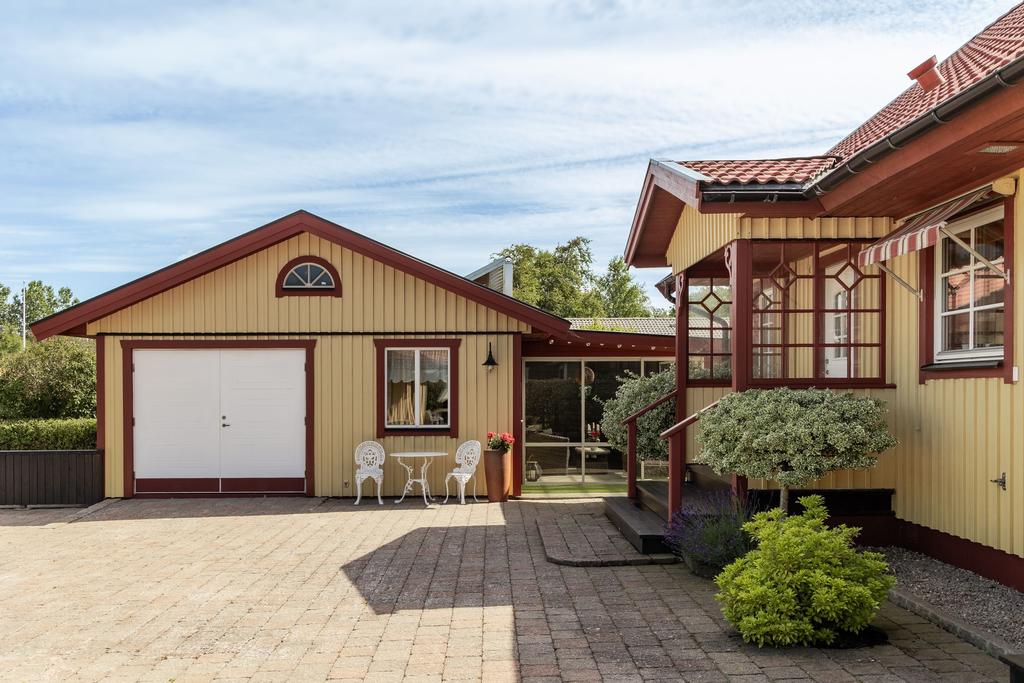 Garagebyggnad med tillhörande tvättstuga – praktiska ytor för både bil och vardagssysslor.