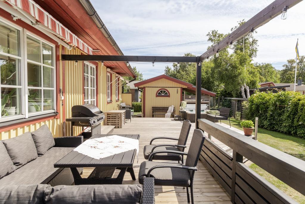Generöst trädäck med gott om plats för umgänge och avkoppling  i direkt anslutning till en insynsskyddad trädgård– här finns ett spabad som ingår vid försäljningen.