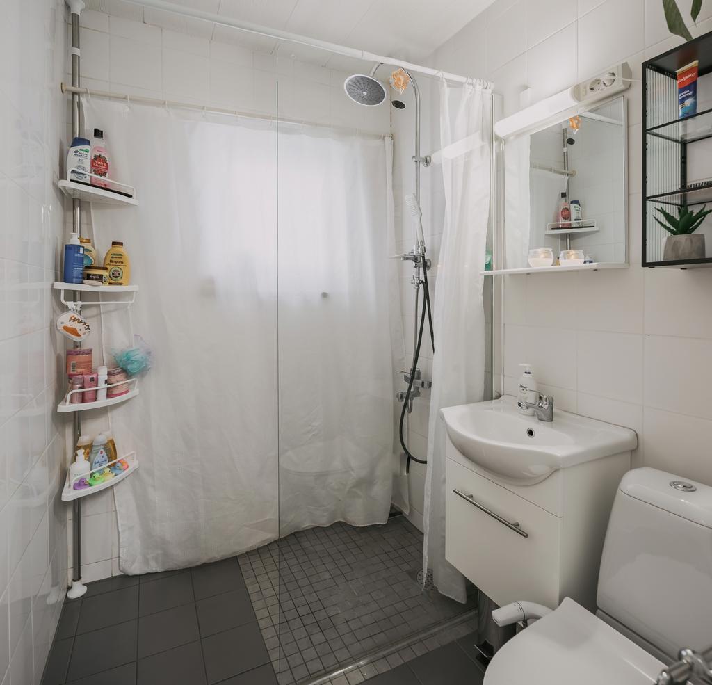 Helkaklat och ljust badrum 