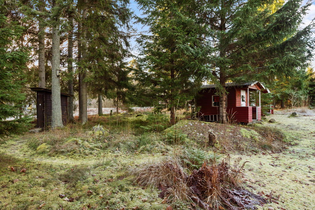 På tomten finns ett utedass. 