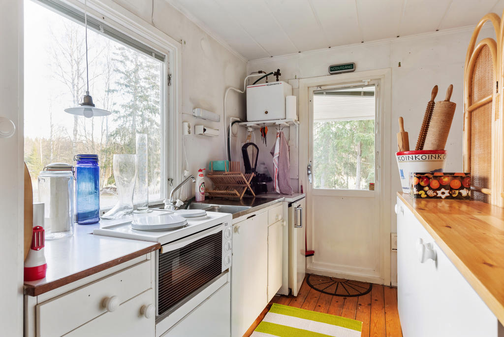 Köksdelen med utgång till husets verandan.