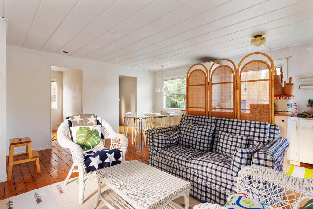 Allrummet med matplats och ingång till de två sovrummen.