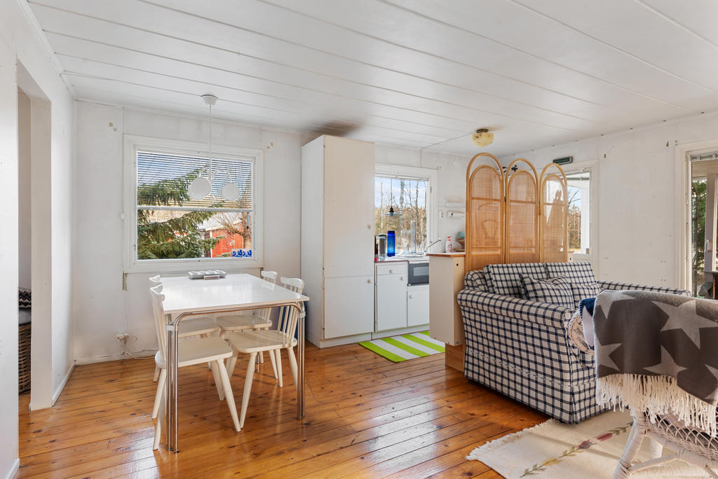 Matplats vid fönstret. 